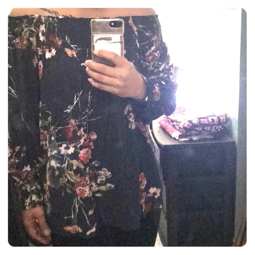 Off the shoulder floral long sleeve (adjustable)